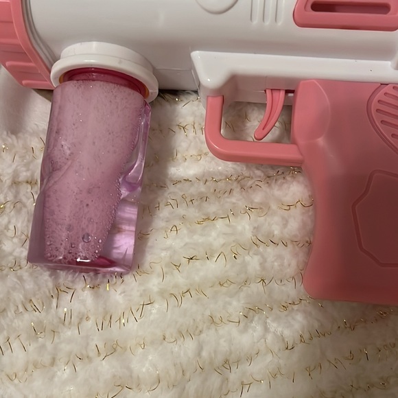 Blows bubbles (comes with bubbles ) - Picture 3 of 3